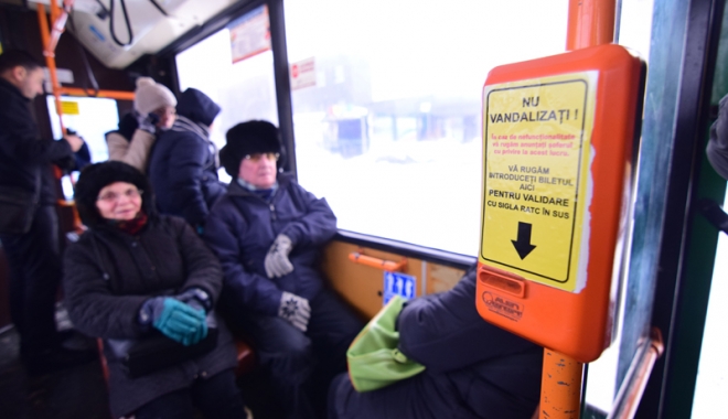 Controlori falși la RATC. Nu vă lăsați păcăliți  și cereți să le vedeți ecusonul! - controlorifalsiratc-1485362595.jpg