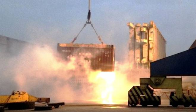 Sute de pompieri, în alertă! INCENDIU DEVASTATOR, după ce un container cu substanțe chimice s-a prăbușit - contshipace1-1448721225.jpg
