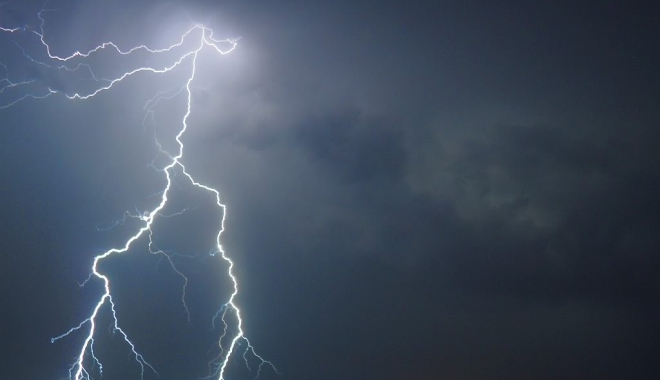 GATA CU VREMEA FRUMOASĂ! CONSTANȚA INTRĂ SUB AVERTIZARE COD GALBEN DE PLOI TORENȚIALE ȘI VIJELII - coolsamlightning-1467023098.jpg