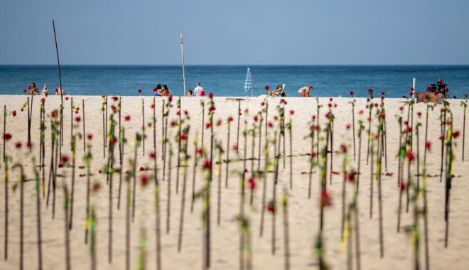 Plaja Copacabana acoperită de trandafiri roşii în memoria celor 500.000 de brazilieni răpuşi de Covid-19 - copacabana1-1624257338.jpg