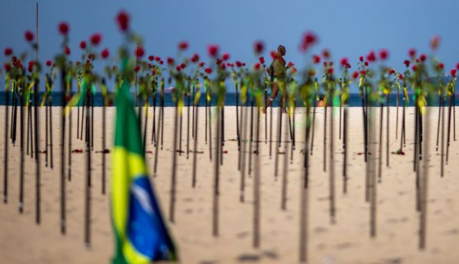 Plaja Copacabana acoperită de trandafiri roşii în memoria celor 500.000 de brazilieni răpuşi de Covid-19 - copacabana2-1624257440.jpg