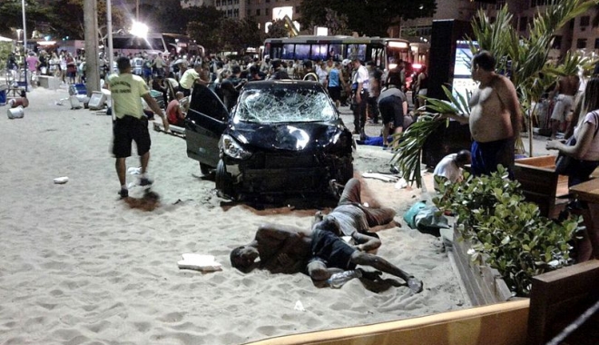 MAȘINĂ INTRATĂ ÎN MULȚIME! Șoferul, criză de epilepsie. 15 persoane au fost rănite - copacabanaaccident1-1516367216.jpg