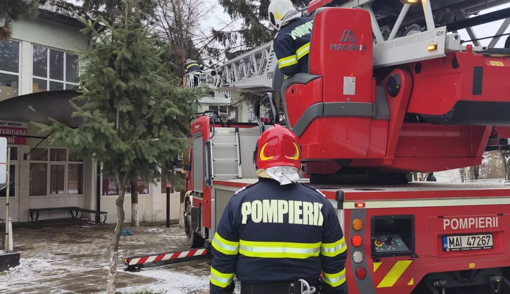 Vântul puternic face ravagii! Un copac a căzut peste acoperișul unui spital - copaccazutspitaldarabani1e176691-1766918673.webp