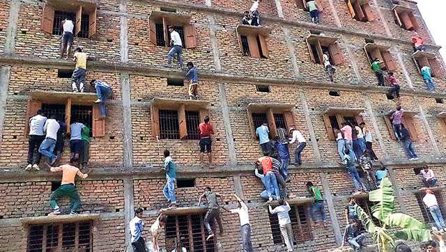 O mie de arestări înr-un caz spectaculos de copiat la examen - copiatexameneinindia-1427033650.jpg