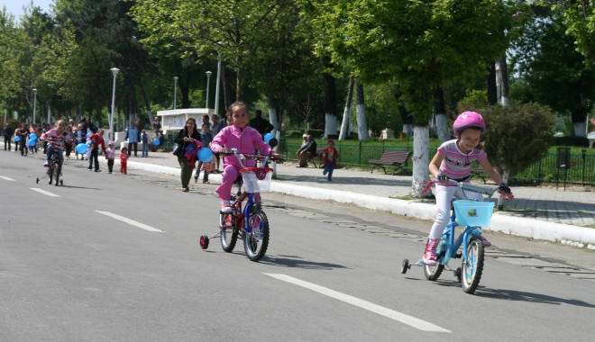 2 Mai: atenție la copiii care se joacă pe stradă! - copii-1377684911.jpg