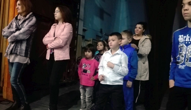 Copiii din centrele de plasament aduc magia Crăciunului pe scenă - copii-1513709722.jpg
