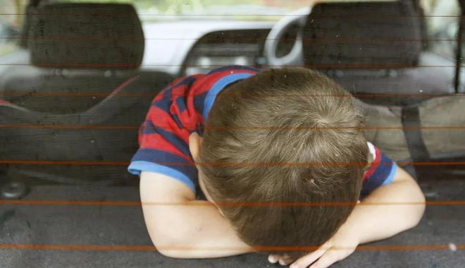 Doi copii au murit, după ce tatăl lor i-a lăsat închiși în mașină ore întregi - copii-1592304936.jpg