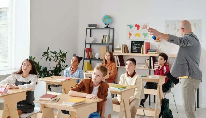 Depăşirea cu peste doi copii a efectivului maxim dintr-o grupă/clasă se face doar cu aprobarea Ministerului Educaţiei