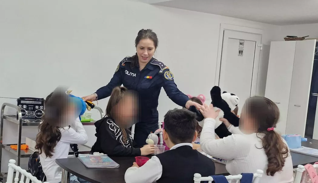 Acțiuni preventive dedicate copiilor și tinerelor mame, desfășurate de polițiști în Constanța și Techirghiol - copii-1772464384.webp