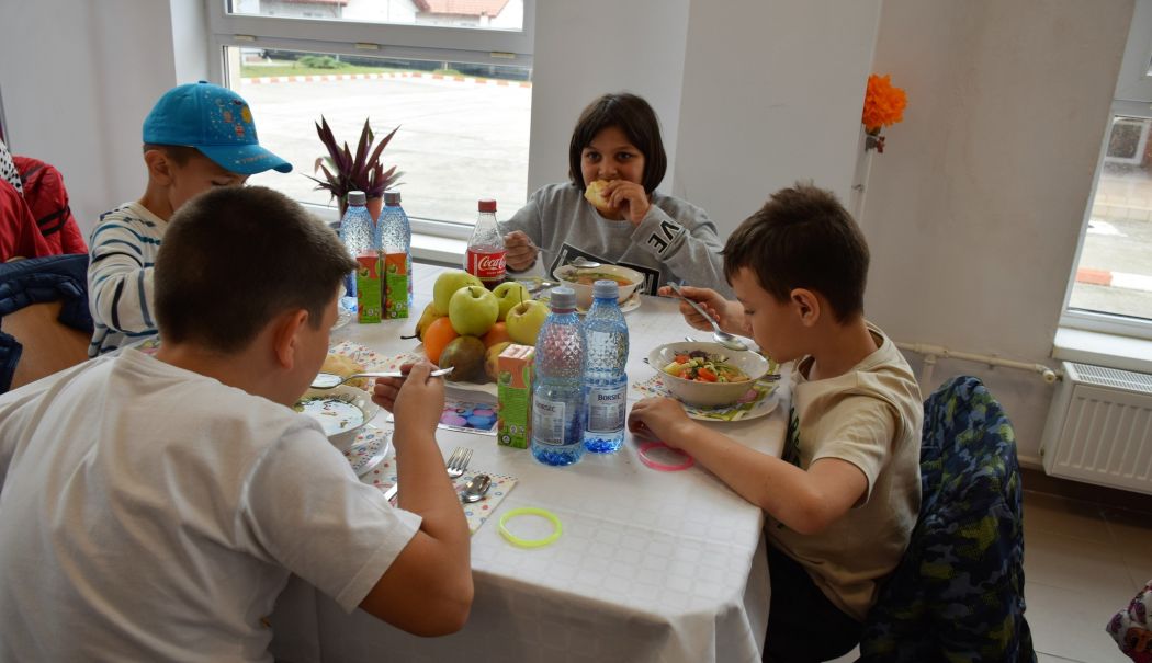 Galerie FOTO / Proiectul “Food for Life” desfășurat la Campusul Școlar din comuna Cumpăna - copii-masa-1715267738.jpg