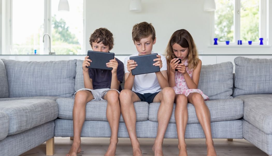 Trista realitate! Peste 90% dintre copiii sub doi ani sunt expuși la ecrane - copii-pe-telefoane-1740904311.jpg