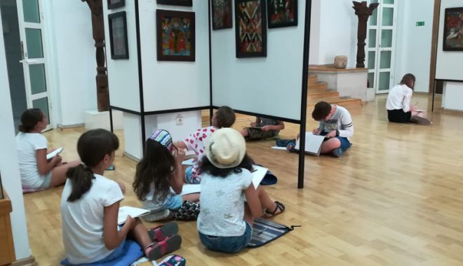 Elevii se inspiră  din icoanele țărănești pe sticlă - copii1-1531325448.jpg