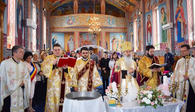 Patru copii abandonați au fost botezați la Cumpăna - copii2-1555832726.jpg