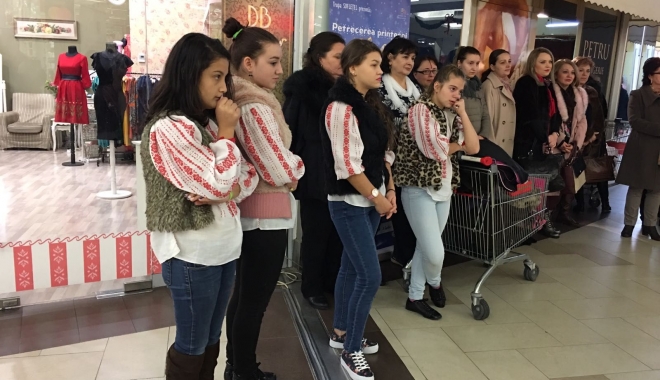 PREGĂTIRI DE CRĂCIUN, LA CONSTANȚA / Copiii din centrele de plasament vând obiecte confecționate chiar de ei - copii3-1481804736.jpg