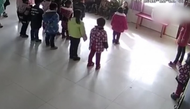 SCENE DE GROAZĂ! COPII LOVIȚI CU PICIORUL ȘI TÂRÂȚI PE JOS, CHIAR LA GRĂDINIȚĂ - copiiabuzati72690100-1486020222.jpg