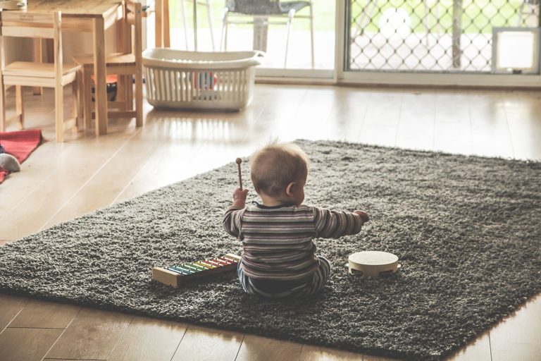 Bonă filmată pe ascuns, în timp ce lovea copilul pe care îl avea în grijă! Mama celui mic a anunțat Poliția