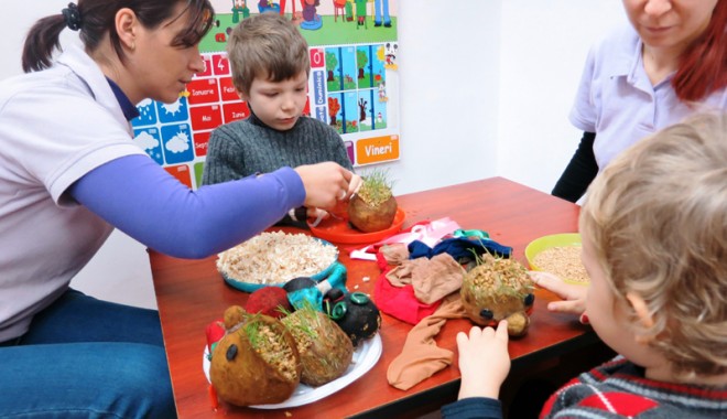 Copiii cu autism din Constanța l-au așteptat pe Moșul cu lucrări de art-terapie - copiicuautism-1386262930.jpg