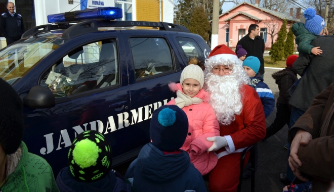 Copiii jandarmilor au primit vizita lui Moș Crăciun - copiii-1482424354.jpg