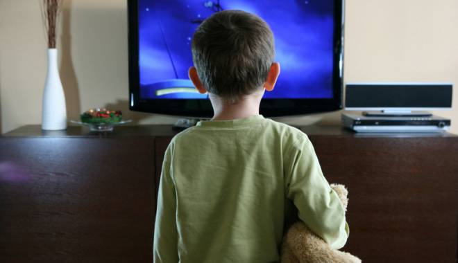 Ce impact dezastruos are televizorul asupra copiilor - copiiiabandonatiinfata-1415980208.jpg