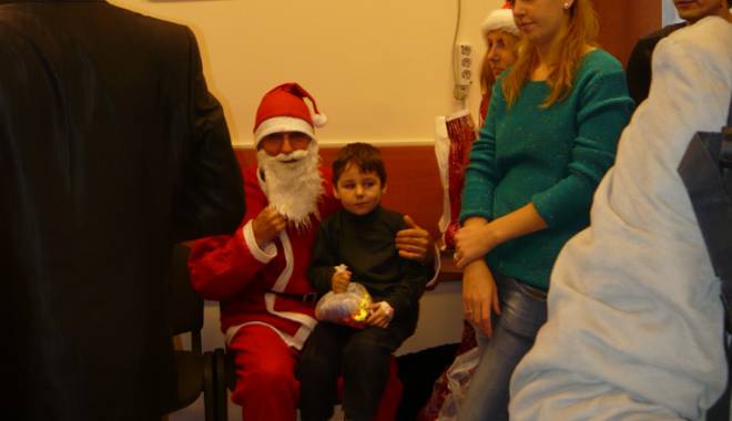 Copiii de la secția de pediatrie primesc colindători - copiiidelasectia-1418140553.jpg
