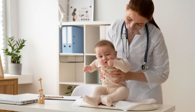 Care sunt serviciile medicale pentru copiii de până la 3 ani decontate de CNAS. Informați-vă prin medicul de familie!