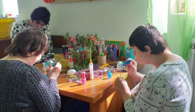 Copiii din centrele de plasament fac expoziție de Paști - copiiidincentrele-1555430371.jpg