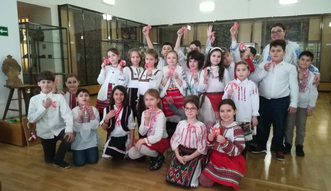 Copiii învață să confecționeze mărțișoare la Muzeul de Artă Populară - copiiiinvata2-1550678362.jpg