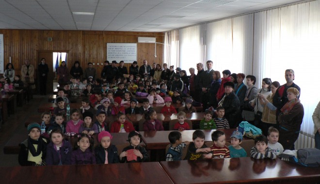 Peste 400 de elevi, în vizită la IJJ Constanța - copiijandarmerie-1333373817.jpg