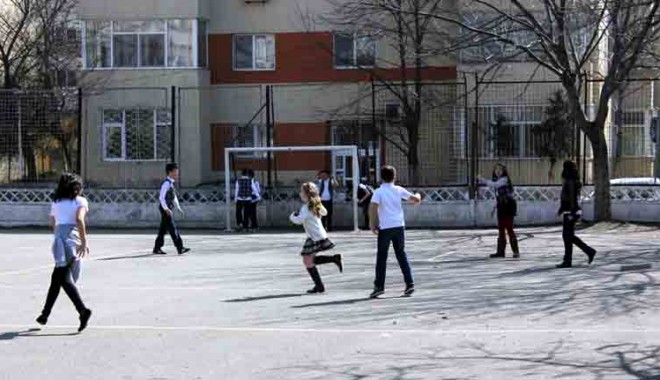 România în pericol. Cum creștem natalitatea? - copiilajoacaincurteascolii2-1334674095.jpg