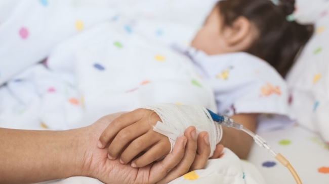 Trei frați au ajuns la spital, după ce mama lor a stropit în cameră cu insecticid împotriva puricilor