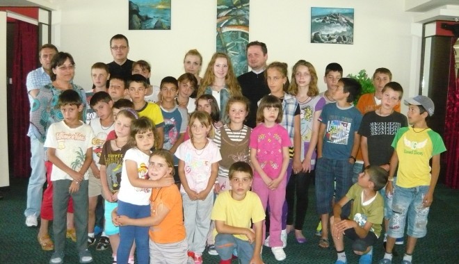 Distracție pe litoral pentru 30 de copii din Isaccea - copiiparintenadoleanu1-1370271667.jpg