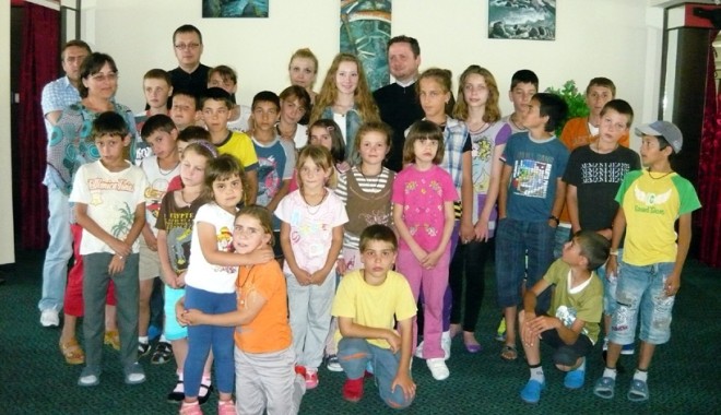 Inocenții care au văzut pentru prima dată marea… - copiiparintenadoleanu1-1370274368.jpg