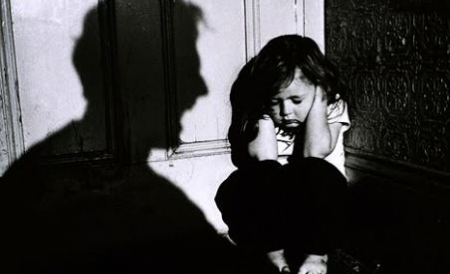 O fetiță de patru ani, bătută crunt de propria bunică - copil-1317641678.jpg