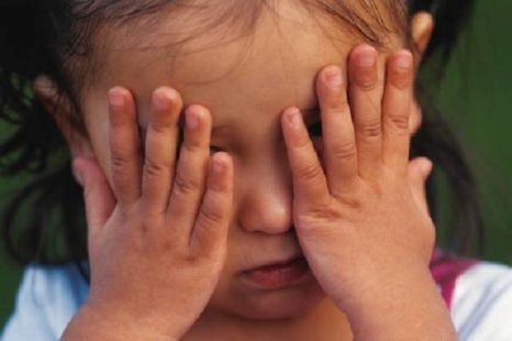 Asistenta maternală acuzată de violențe ținea copiii cu capul în toaletă, îi opărea și îi bătea cu cruzime - copil-1318352148.jpg