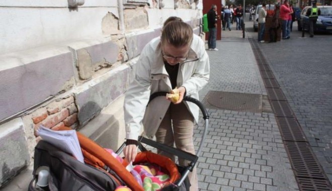 Ministrul Muncii ia în calcul revenirea indemnizației pentru creșterea copilului la 85% din salariu - copil-1337003627.jpg