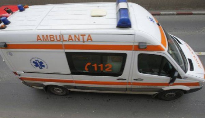 Copil de 6 ani, la spital cu traumatisme după ce a fost aruncat pe geam de mama sa - copil-1370787421.jpg