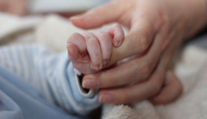 Bebeluș de două luni, la spital după ce ar fi fost bătut de părinți - copil-1389371462.jpg