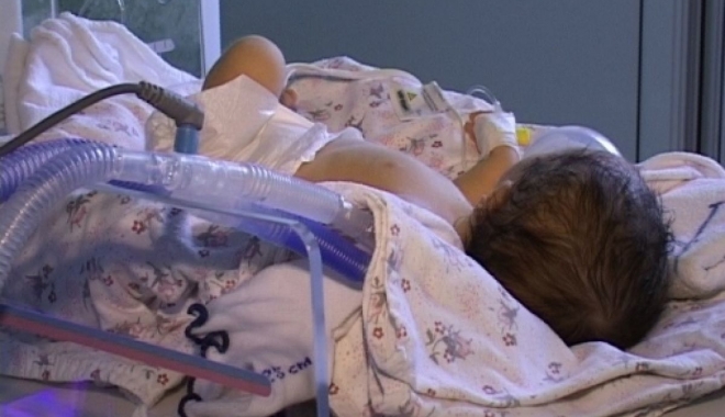 REVOLTĂTOR! Copil de 4 ani, vânăt de frig lângă mamă în comă alcoolică - copil-1487164102.jpg