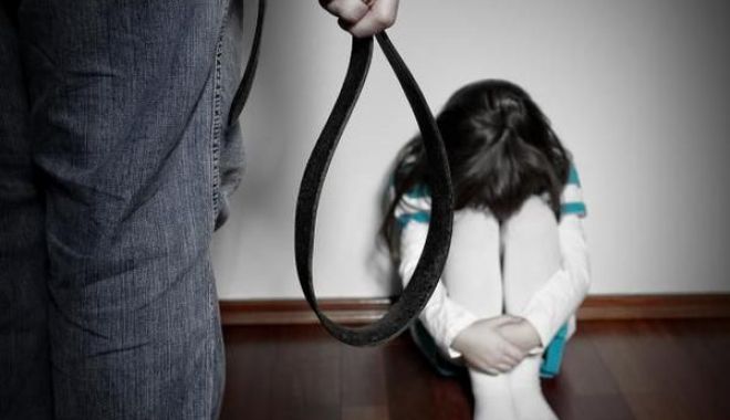 Fată de 13 ani bătută de tatăl său, găsită inconștientă la marginea unei păduri - copil-1576407220.jpg