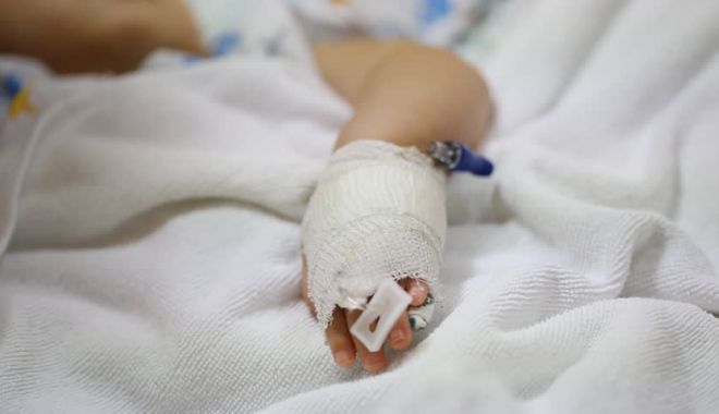 REVOLTĂTOR! Copil ajuns la terapie intensivă, plin de răni și cu infecție generalizată - copil-1595671989.jpg