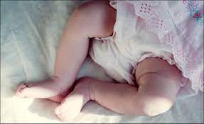 Un bebeluș a murit după ce mama lui l-a născut în baie: „Nu știam că sunt însărcinată” - copil-1664901533.jpg
