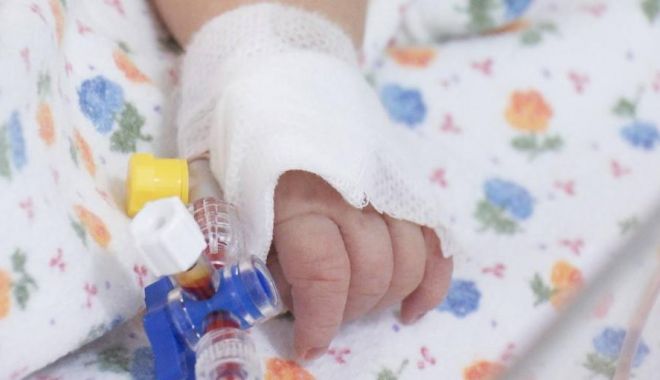 O fetiță de numai două luni a ajuns la spital cu o foarfecă înfiptă în cap - copil-1667310722.jpg