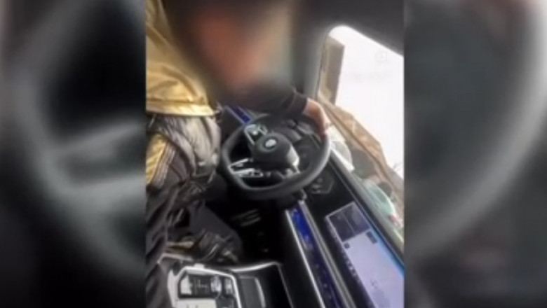Câtă inconștiență! Un bărbat și-a lăsat copiii în vârstă de 10 și 12 ani să conducă o mașină