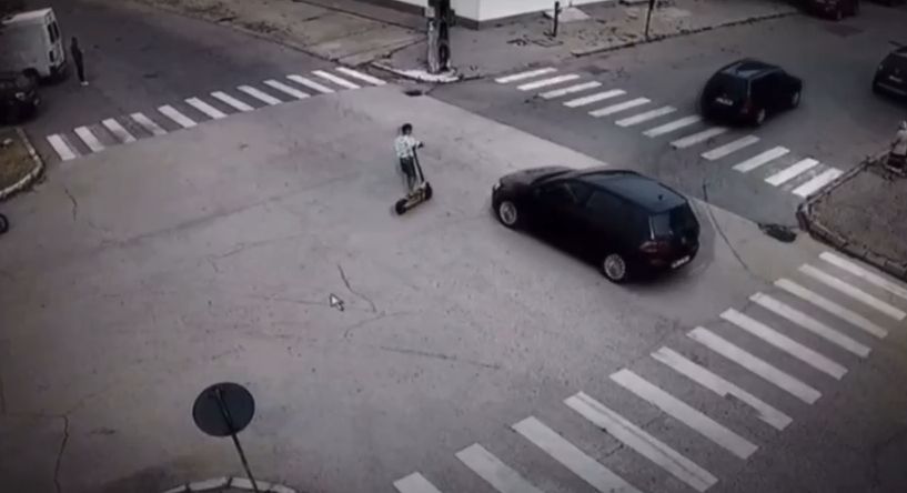 Copil de zece ani, accidentat grav după ce trotineta electrică pe care se afla a fost lovită de o mașină - copil-1755877405.jpg