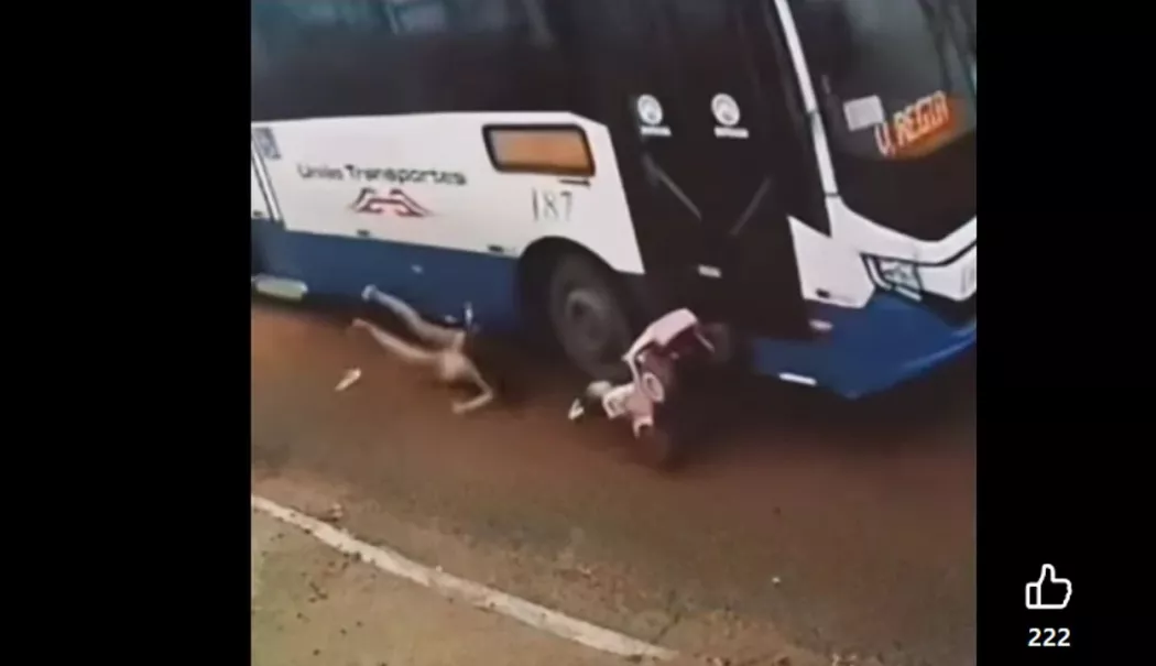 O clipă de neatenție putea avea un final tragic. Un cărucior cu un copil, lovit de un autobuz