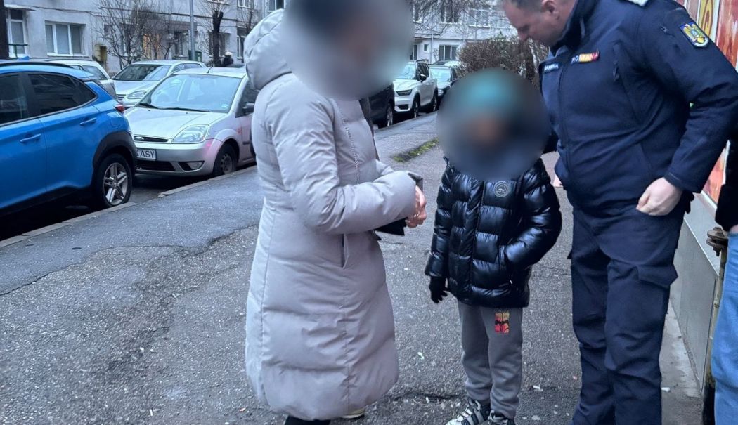 Copilaș plecat la colidat, adus acasă de jandarmi. Iată ce s-a întâmplat - copil-la-colindat-1735117385.jpg