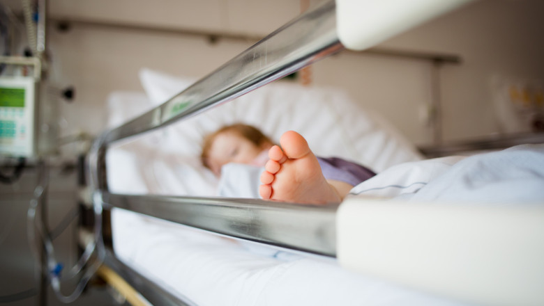 Clipe de groază. Fetiță de un an și cinci luni, resuscitată după ce s-a înecat cu o alună - copil-la-spital-1772456992.webp