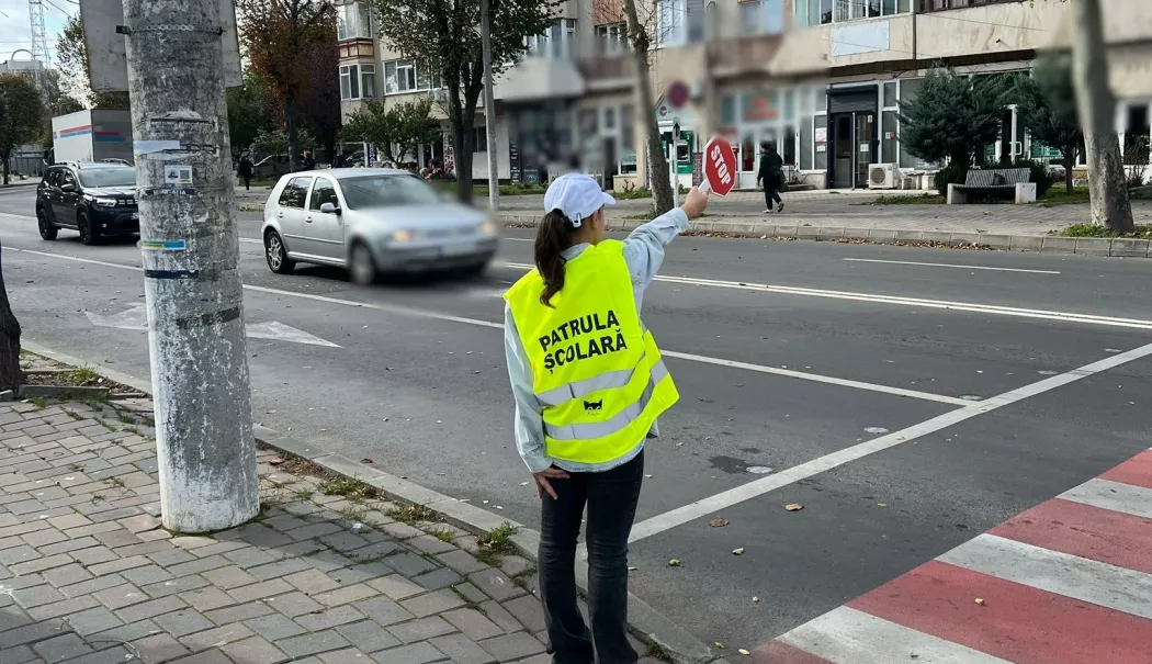 Accident în pauza de la școală. Elev de 14 ani, lovit pe trecerea de pietoni, la Ovidiu - copil-pe-trecere-1765808100.webp