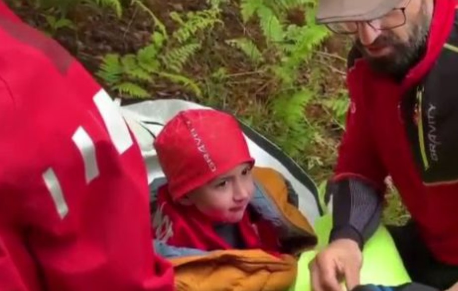Un caz care pare un miracol. Băiețelul rătăcit în pădure este acum stabil și se alimentează normal