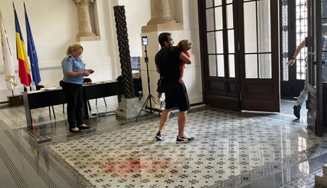 Copil de şase ani, rănit grav după ce o statuie din Primăria Capitalei a căzut peste el